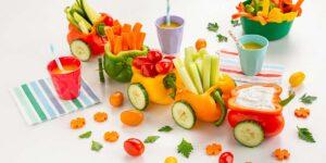 Paprika Gemüsezug mit Dipp - gesunde Snacks für Kinder