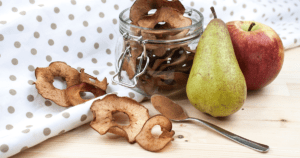 Knusprige Apfel- und Birnenchips - gesunde Snacks für Kinder