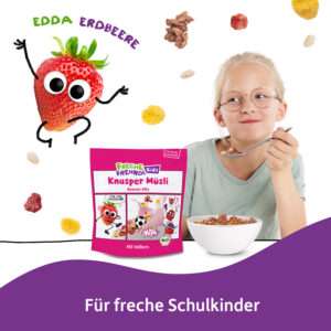 Ein blondes Kind löffelt gut gelaunt das Müsli, daneben Edda Erdbeere mit Kulleraugen. Das Packungsdesign ist gut sichtbar, im Vordergrund tanzen freche Müslistücke durch die Luft. Für freche Schulkinder.