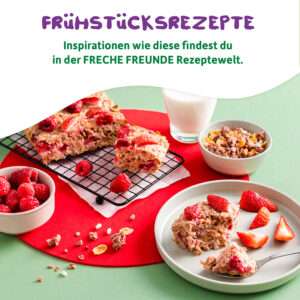 Rezeptinspiration mit Freche Freunde Bio Eddas Knusper Müsli Beeren-Mix – aus dem Müsli werden fruchtige Frühstücksschnitten mit Erdbeeren und Himbeeren gezaubert. Auf dem Tisch liegen knusprige Müsliriegel, frische Beeren, ein Glas Milch und der Hinweis: Mehr Rezepte auf frechefreunde.de/rezeptideen.