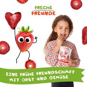 Ein Kind snackt freudestrahlend Freche Freunde Bio Fruchtchips Erdbeere. Neben ihr tanzt Edda Erdbeere mit einem Herzchip in der Hand. Slogan: Eine frühe Freundschaft mit Obst und Gemüse.