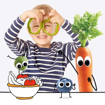 Freche Freunde - Gesunde Ernährung für Kinder - Beitragsvorschaubild -Junge hält Paprikascheiben frech vor seine Augen wie eine Brille; Egon Erbse, Bibi Blaubeere, Karl Karotte frech dabei