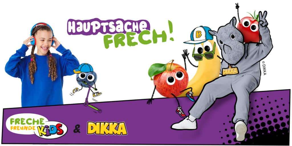 Freche Freunde meets Dikka: Dikka sitzt zusammen mit Bob Banane, Alfed Apfel und Edda Erdbeere. Links ein Mädchenmit Kopfhörer schaut zu Dikka rüber.