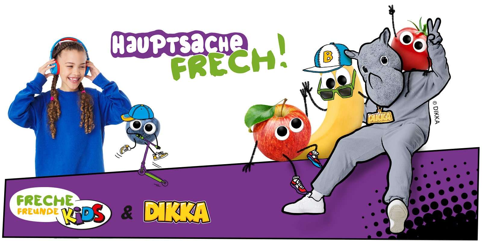 Freche Freunde meets Dikka: Dikka sitzt zusammen mit Bob Banane, Alfed Apfel und Edda Erdbeere. Links ein Mädchenmit Kopfhörer schaut zu Dikka rüber.