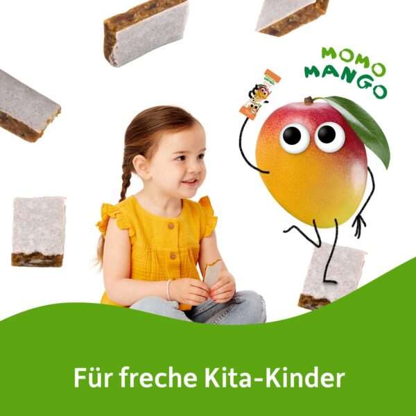 Ein freches Kita-Kind im gelben Shirt genießt einen Freche Freunde Bio Mango & Orange Riegel. Daneben tanzt Momo Mango mit dem Riegel in der Hand. Text: Für freche Kita-Kinder.