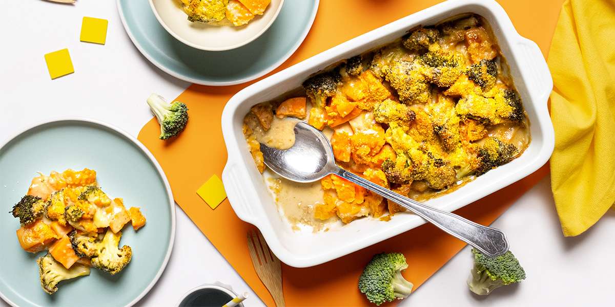 Brokkoliauflauf vegan mit Süßkartoffeln in einer Auflaufform und auf einem Teller.