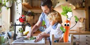 Ein Mann und ein Kind waschen Gemüse, bei ihnen freches Obst & Gemüse, perfekt zum Rezepte Kochen mit Kindern.