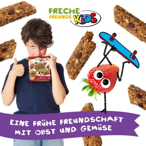 Ein Grundschulkind hält stolz eine Packung der Freche Freunde Bio Müsliriegel Beere & Haselnuss in der Hand. Edda Erdbeere skatet daneben mit ihrem Skateboard. Im Hintergrund: schwebende Riegel – für eine frühe Freundschaft mit Obst und Gemüse.