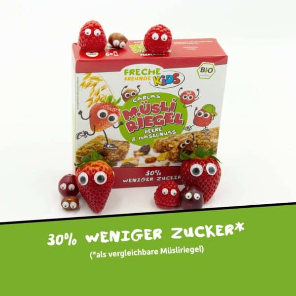 Die frechen Müsliriegel Beere & Haselnuss von Freche Freunde Kids mit echten Erdbeeren, Himbeeren, Cranberries und Haselnüssen mit Kulleraugen. Text: 30% weniger Zucker als vergleichbare Müsliriegel.