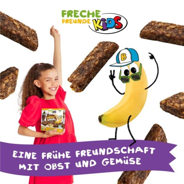 Ein Mädchen hält strahlend die Freche Freunde Kids Müsli-Riegel-Packung in der Hand, umgeben von fliegenden Riegeln. Bob Banane trägt Sonnenbrille und Cap. Die Botschaft: „Eine frühe Freundschaft mit Obst und Gemüse“.