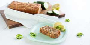 Zucchinikuchen, frische Zucchini und Kuchenscheibe