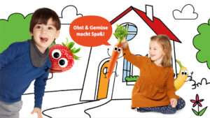 Freche Freunde Kindergeschichten - Im Obst- & Gemüsegarten gucken Junge und Edda Erdbeere frech ins Bild, Mädchen hält Karl Karotte an den Haaren (am Grün), der sagt "Obst & Gemüse macht Spaß!", Bob Banane winkt hinter dem Mädchen.