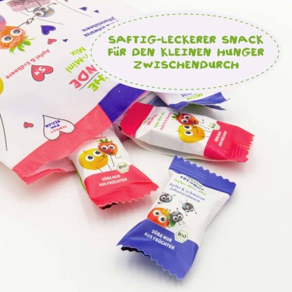 Geöffnete Freche Freunde Hafer-Mini Mix Verpackung, aus der mehrere bunte Einzelriegel hervorschauen – zwei in Pink (Apfel & Erdbeere) und zwei in Violett (Apfel & schwarze Johannisbeere). Darüber steht: „Saftig-leckerer Snack für den kleinen Hunger zwischendurch“.