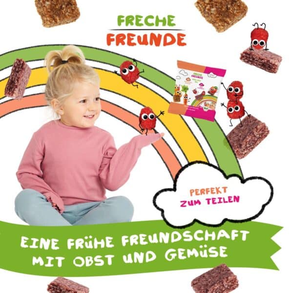 Freche Freunde Bio Hafer-Mini-Mix mit Apfel-Himbeere und Apfel-Karotte-Orange: Ein blondes Mädchen sitzt fröhlich unter einem bunten Regenbogen und hält Hansi Himbeere auf der Hand. Um sie herum Riegelstücke. Text: Perfekt zum Teilen – eine frühe Freundschaft mit Obst und Gemüse.