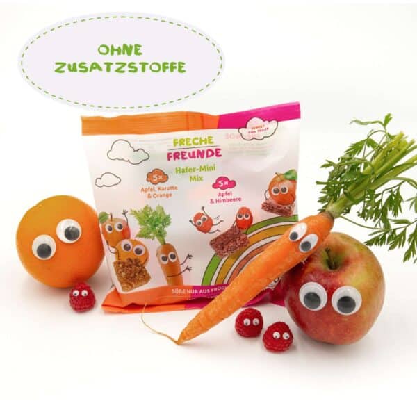Freche Freunde Bio Hafer-Mini-Mix mit Apfel-Karotte-Orange und Apfel-Himbeere: Mit echtem Gemüse abgebildet: Karotte, Orange, Apfel und Himbeeren posieren neben der bunt gestalteten Mixpackung mit Wackelaugen. Der Hinweis „Ohne Zusatzstoffe“.