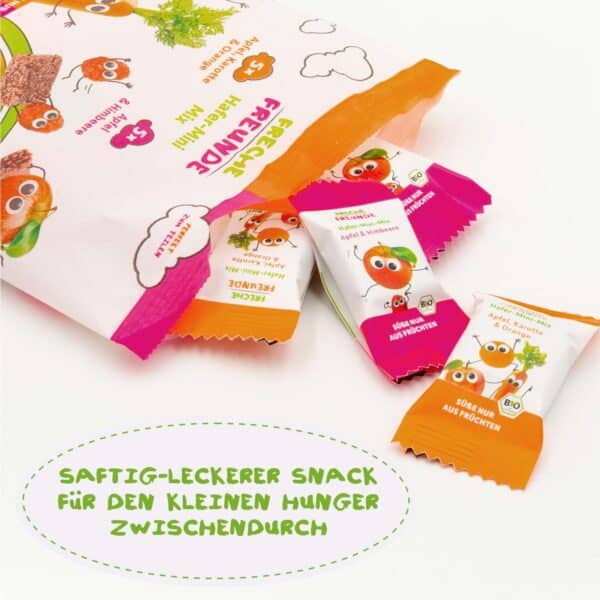 Freche Freunde Bio Hafer-Mini-Mix zum Snacken: Die Mixpackung mit Apfel-Karotte-Orange und Apfel-Himbeere ist geöffnet – drei einzeln verpackte Mini-Riegel mit frechen Fruchtfiguren schauen heraus. Dazu der Hinweis: „Saftig-leckerer Snack für den kleinen Hunger zwischendurch“