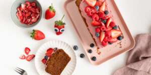 Schneller Kuchen ohne Zucker mit Beeren-Topping und Erdbeere mit Wackelaugen