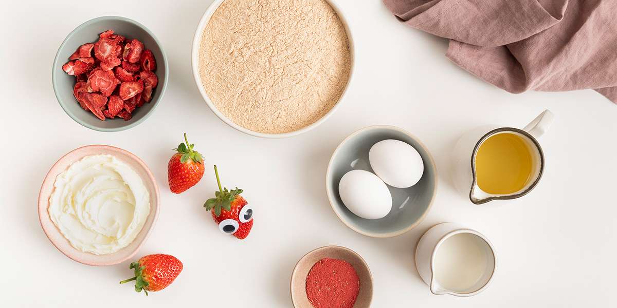 Schneller Kuchen ohne Zucker mit Erdbeer-Topping-Zutaten