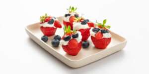 Erdbeer Zwerge aus Erdbeeren, Quark und Blaubeeren