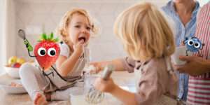Freche Freunde - Blogbeitrag 10 Tipps fürs Kochen mit Kindern - Ein Kind nascht vom Teig, das andere greift mit Hand in den Teig