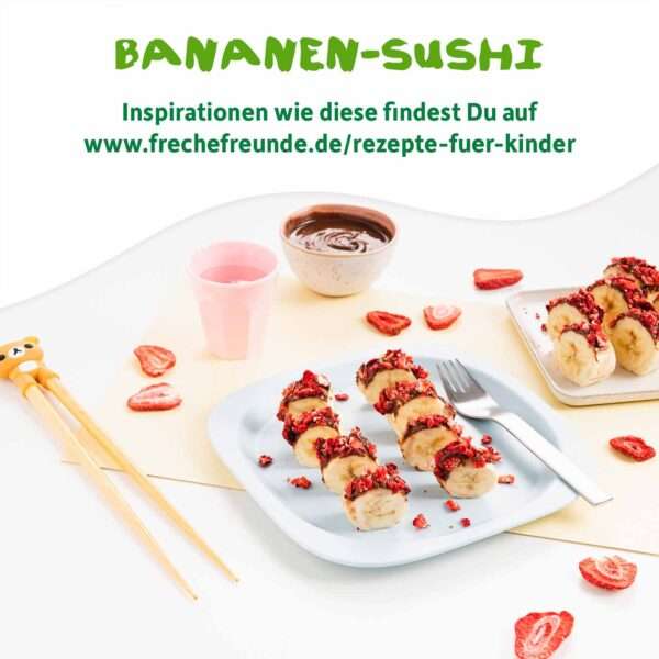 Rezept: Bananen Sushi angerichtet auf einem Teller mit Erdbeer-Fruchtchips darunter der Text Inspirationen wie diese findest du in der Freche Freunde Rezeptwelt.