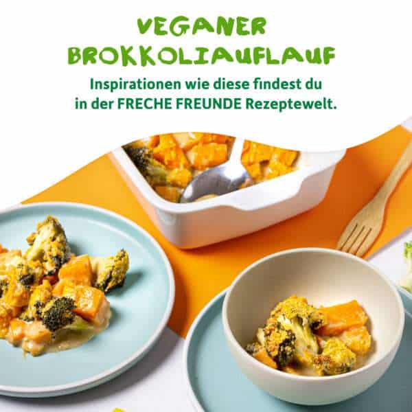 Veganer Brokkoliauflauf, darunter der Text Inspirationen wie diese findest du in der Freche Freunde Rezeptwelt. Brokkoli Auflauf auf einem Teller und in einer Schale angerichtet.