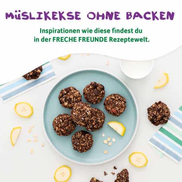 Müslikekse ohne Backen: Müslikekse angerichtet auf einem Teller, darüber steht: INspirationen wie diese findest du in der Freche Freunde Rezeptwelt.
