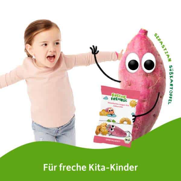Kleinkind mit offenen Armen fröhlich neben Sebastian Süßkartoffel, der eine Tüte Freche Freunde Himmlisches Laugen-Trio in der Hand hält. Darunter steht: Für freche Kita-Kinder.