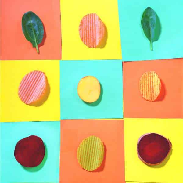 Freche Freunde Kids Bunte Chips Ketchup-Style verschiedene Chips auf unterschiedlich bunten Quadraten angeordnet.