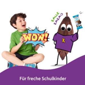 Grundschulkind hält eine Comic-Sprechblase in der Hand wo "Wow" drauf steht. Daneben Kalle Kakao mit einer Packung Crunchy Sticks. Unter beiden steht "Für freche Schulkinder"