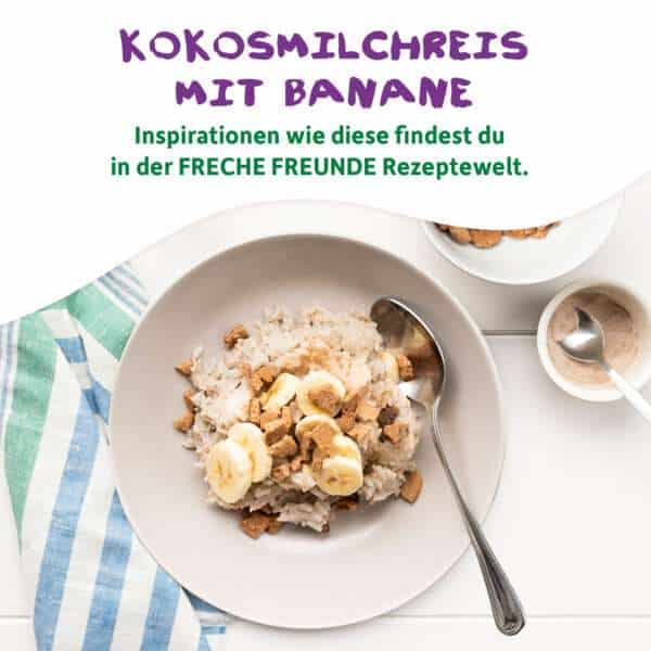 Rezept Kokosmilreis mit Banane angerichtet auf einem Teller, darüber steht: Inspirationen wie diese findest du in der Freche Freunde Rezeptwelt.