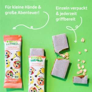 Zwei ausgepackte Riegel mit Oblaten und Haferflocken liegen nebeneinander. Links zwei verpackte Freche Freunde Riegel Pfirsich, Apfel & Banane mit den Fruchtcharakteren Bob, Peggy und Alfred. Text: „Für kleine Hände & große Abenteuer“ und „Einzeln verpackt & jederzeit griffbereit“.