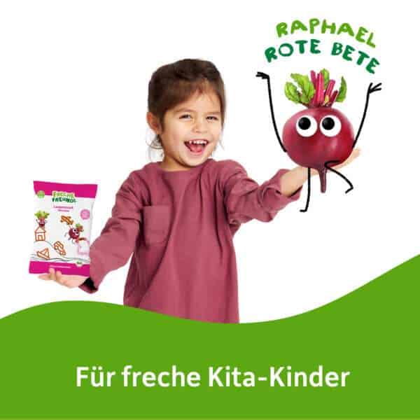 Lachendes Kitakind hält in der einen Hand eine Tüte Laugensnack und auf der anderen Hand sitzt Raphael Rote Bete. Darunter steht: geeignet für Kinderkartenkinder