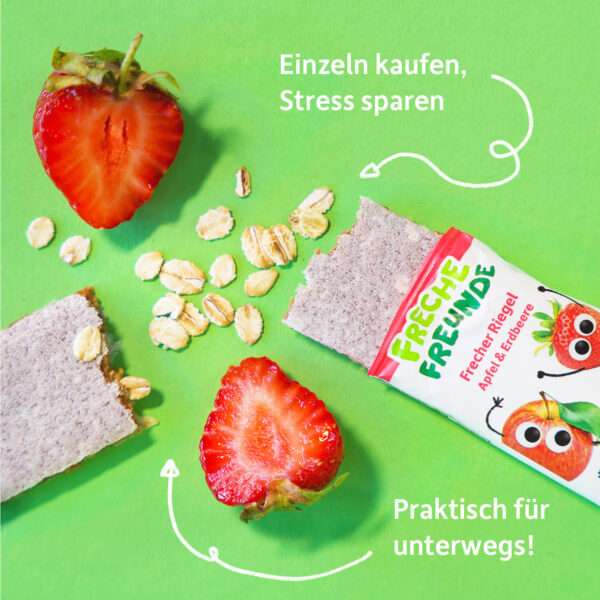 Freche Freunde Bio Frecher Riegel Apfel & Erdbeere aufgebrochen, daneben Haferflocken und eine halbierte Erdbeere. „Einzeln kaufen, Stress sparen“ – der praktische Snack mit süßer Fruchtpower und Haferfreude, ideal für unterwegs.