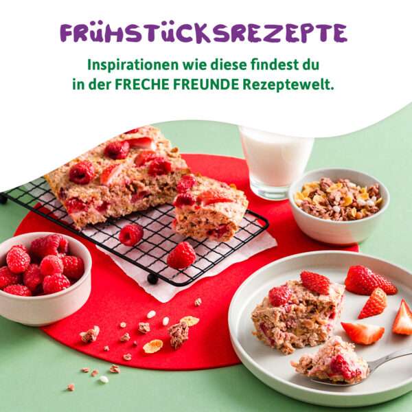 Rezept-Inspiration aus der Freche-Freunde-Rezeptwelt: Selbstgemachte fruchtige Frühstücksschnitten mit frischen Beeren, serviert auf bunten Tellern mit Müsli, Himbeeren und einem Glas Milch