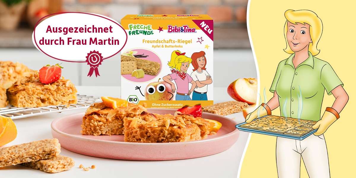 Butterkuchen auf einem Teller serviert mit Freche Freunde Bibi & Tina Riegel und frischem Apfel. Rechts steht Frau Martin mit einem Blech Butterkuchen. In einem Störer steht: Ausgezeichnet von Frau Martin.