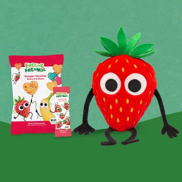 Freche Freunde Eddas Erdbeerspaß Snack- und Spiel-Bundle Moodfoto: Edda Kuscheltier, Frecher Riegel Apfel & Erdbeere, Knusper-Herzen
