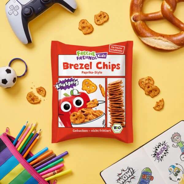 Freche Freunde Kids Brezel Chips Paprika Style – Schreibtisch-Szene mit Snack